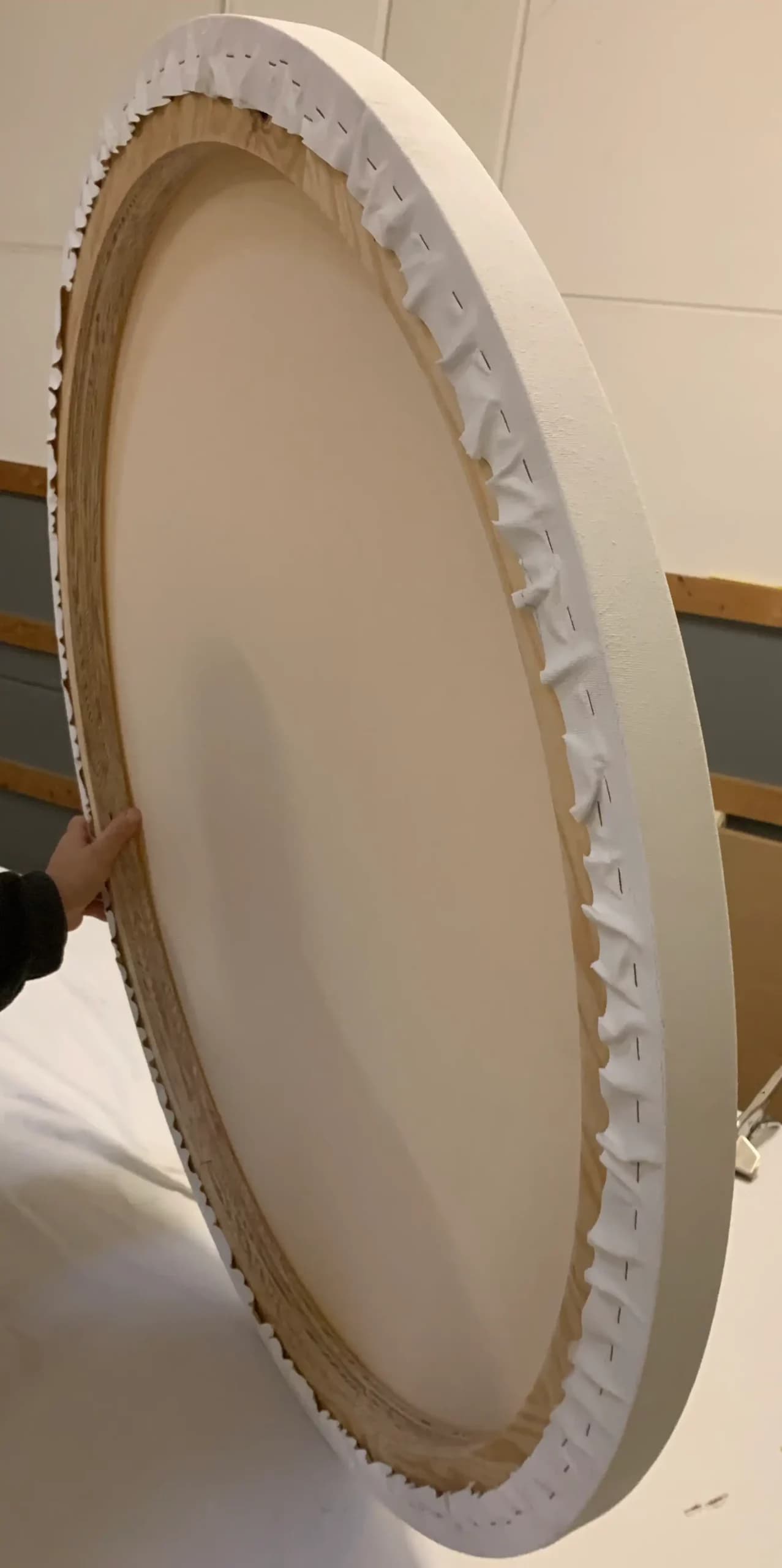 Round canvas 100 cm showing smooth, staple-free side edges